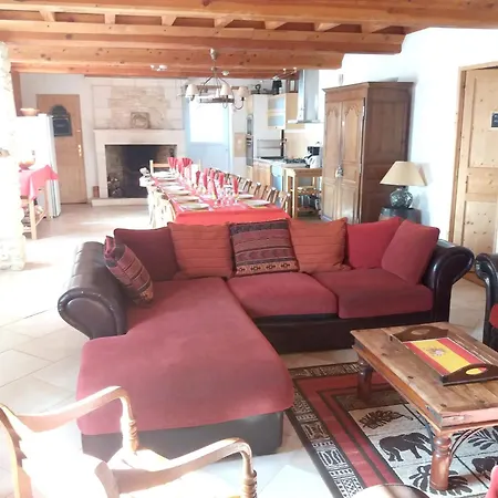 Maison Spacieuse Avec Piscine Et Vue Sur Jardin A