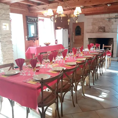 Maison Spacieuse Avec Piscine Et Vue Sur Jardin A *