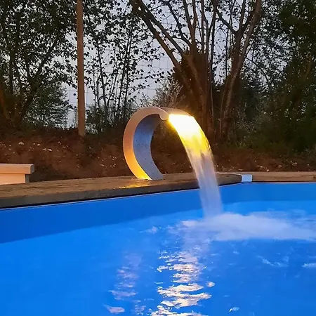 Maison Spacieuse Avec Piscine Et Vue Sur Jardin A Holiday home