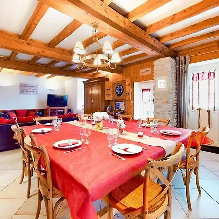 Maison Spacieuse Avec Piscine Et Vue Sur Jardin A