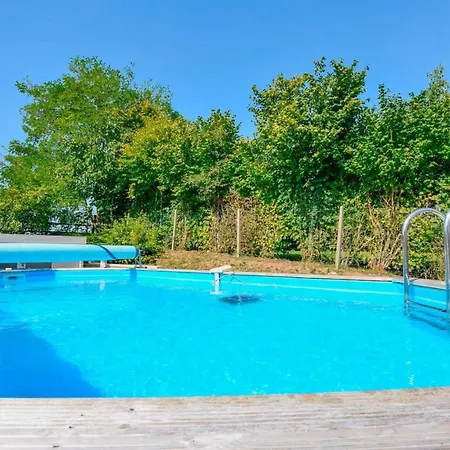 Maison Spacieuse Avec Piscine Et Vue Sur Jardin A Semesterbostad