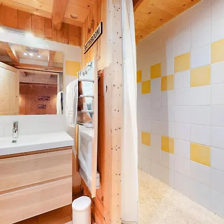 Maison Spacieuse Avec Piscine Et Vue Sur Jardin A