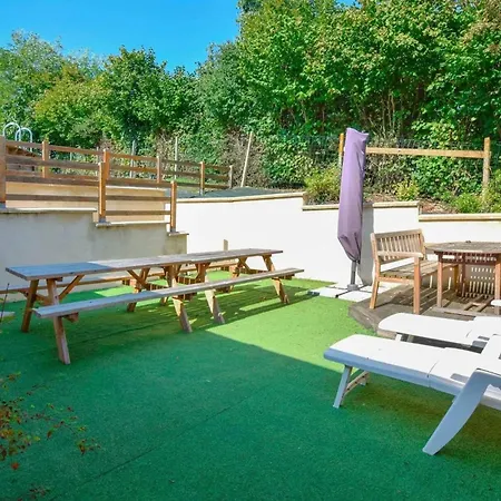 Maison Spacieuse Avec Piscine Et Vue Sur Jardin A *