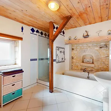 Maison Spacieuse Avec Piscine Et Vue Sur Jardin A Fourches