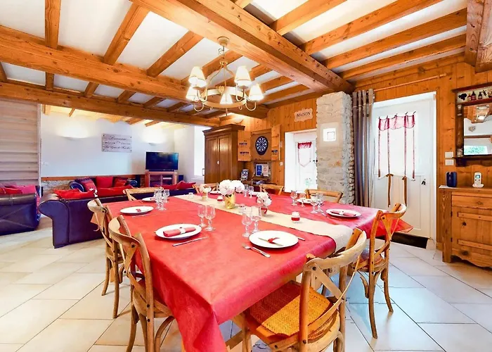 Maison Spacieuse Avec Piscine Et Vue Sur Jardin A