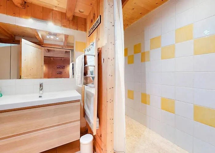 Maison Spacieuse Avec Piscine Et Vue Sur Jardin A