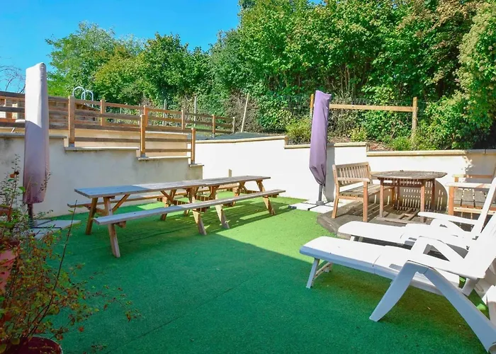 Maison Spacieuse Avec Piscine Et Vue Sur Jardin A *