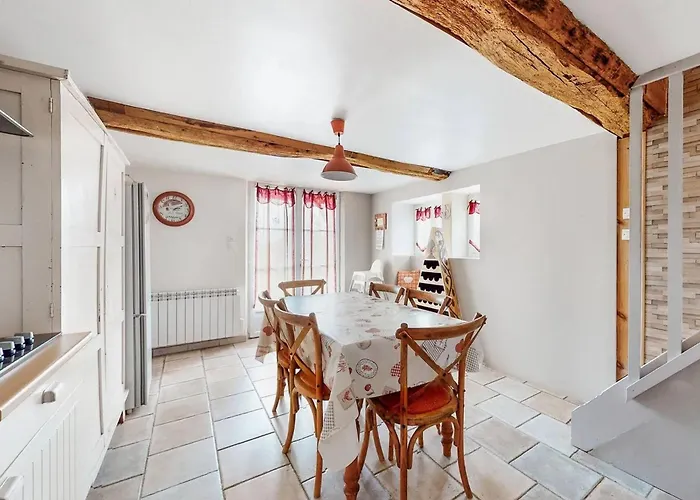 Maison Spacieuse Avec Piscine Et Vue Sur Jardin A Fourches