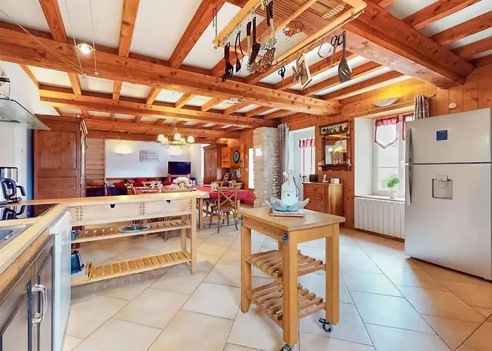 Maison Spacieuse Avec Piscine Et Vue Sur Jardin A * Fourches