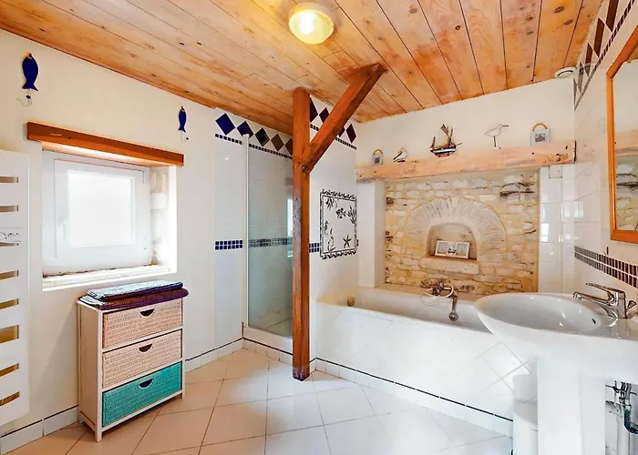 Maison Spacieuse Avec Piscine Et Vue Sur Jardin A Fourches