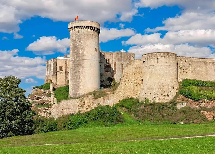 Maison Spacieuse Avec Piscine Et Vue Sur Jardin A
